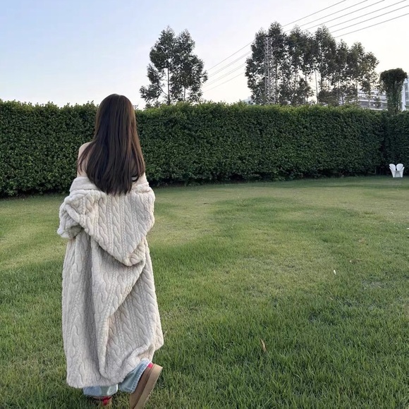 BNWT Designer Elegant Snow Mink-Textured Coat with Suede-Lined Interior - Picture 5 of 9